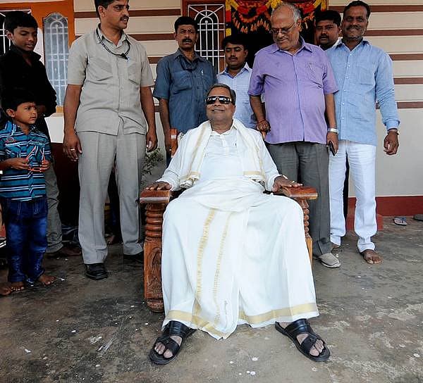 <b>ನಾನೇ ರಾಜಕುಮಾರ...</b> ಮುಖ್ಯಮಂತ್ರಿ ಸಿದ್ದರಾಮಯ್ಯ ಅವರು ತಮ್ಮ ಹುಟ್ಟೂರಾದ ಮೈಸೂರು ತಾಲೂಕಿನ ಸಿದ್ದರಾಮನ ಹುಂಡಿಯಲ್ಲಿರುವ ಶುಕ್ರವಾರ ತಮ್ಮ ನಿವಾಸದಲ್ಲಿ ಕೆಲಕಾಲ ವಿಶ್ರಾಂತಿ ಪಡೆದಿದ್ದು ಹೀಗೆ.
