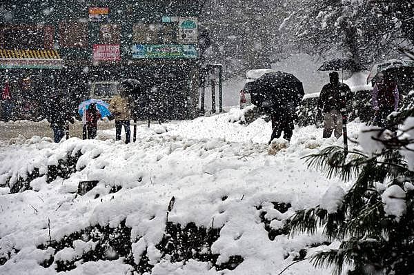 <b>ಹಿಮದ ನಡುವೆ ನಡಿಗೆ...</b><br>ಜಮ್ಮು ಕಾಶ್ಮೀರದ ಬರಮುಲ್ಲಾ ಜಿಲ್ಲೆಯ ತಂಗ್ ಮರ್ಗ್ ನಲ್ಲಿ ಹಿಮಪಾತವಾಗುತ್ತಿದ್ದು, ಹಿಮಪಾತದ ನಡುವೆ ಜನರ ಓಡಾಟ.