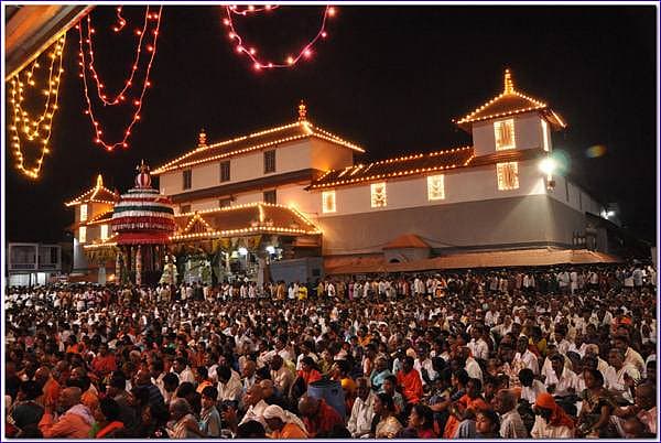<b>ಮಹಾಶಿವರಾತ್ರಿಯಂದು ಧರ್ಮಸ್ಥಳ ಮಂಜುನಾಥನಿಗೆ ವಿಶೇಷ ಪೂಜೆ...</b> ಮಹಾಶಿವರಾತ್ರಿಯಂದು ಧರ್ಮಸ್ಥಳದಲ್ಲಿ ಹಲವು ರೀತಿಯ ಪೂಜಾ ಕೈಂಕರ್ಯಗಳು ನಡೆಯಲಿವೆ. ಶ್ರೀ ಮಂಜುನಾಥನಿಗೆ ವಿಶೇಷ ಪೂಜೆಗಳ ಮೂಲಕ ನಮಿಸಲಾಗುತ್ತದೆ. ಶಿವರಾತ್ರಿಯಂದು ಲಕ್ಷಾಂತರ ಮಂದಿ ಧರ್ಮಸ್ಥಳಕ್ಕೆ ಭೇಟಿ ಸ್ವಾಮಿಯ ದರ್ಶನ ಪಡೆದು ಪುನೀತರಾಗುತ್ತ