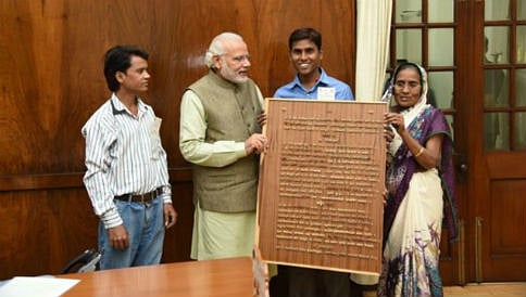 ಮರದಲ್ಲಿ ಕೆತ್ತಿದ ಭಗವದ್ಗೀತೆಯನ್ನು ಮೋದಿಗೆ ಉಡುಗೊರೆಯಾಗಿ ಕೊಟ್ಟ ಬಡಗಿ