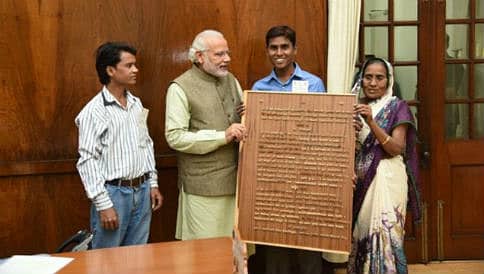 ಮರದಲ್ಲಿ ಕೆತ್ತಿದ ಭಗವದ್ಗೀತೆಯನ್ನು ಮೋದಿಗೆ ಉಡುಗೊರೆಯಾಗಿ ಕೊಟ್ಟ ಬಡಗಿ