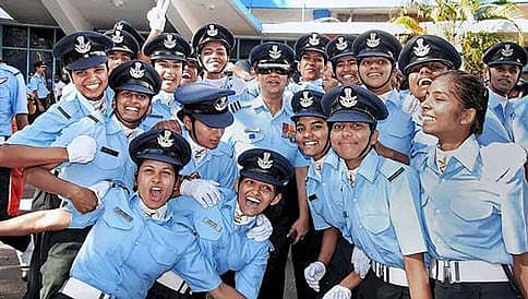 ನಾಲ್ಕು ವರ್ಷ ಗರ್ಭ ಧರಿಸಬೇಡಿ: ಮಹಿಳಾ ಪೈಲಟ್ ಗಳಿಗೆ ವಾಯುಸೇನೆ ಸಲಹೆ