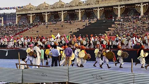 ಶ್ರೀ ಶ್ರೀ ರವಿಶಂಕರ್ ಕಾನೂನಿಗಿಂತಲೂ ಮೇಲೆ ಇದ್ದಾರಾ?: ಸರ್ಕಾರಕ್ಕೆ ವಿಪಕ್ಷಗಳ ಪ್ರಶ್ನೆ