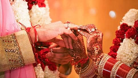 ಐಟಂ ಸಾಂಗ್ ಗೆ ಡ್ಯಾನ್ಸ್  ಮಾಡುವಂತೆ ವಧುವಿಗೆ ಒತ್ತಾಯ: ಪೊಲೀಸರ ಅತಿಥಿಯಾದ ವರ