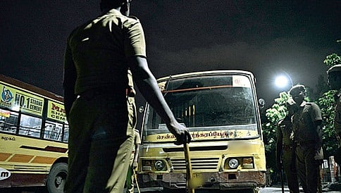 ಟಿಕೆಟ್ ಕೊಳ್ಳಲು ಹೇಳಿದ್ದಕ್ಕೆ ಎಂಟಿಸಿ ಕಂಡೆಕ್ಟರ್'ಗೆ ಚಾಕು ಹಾಕಿದ ಪ್ರಯಾಣಿಕರು