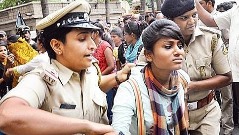 ಉಪನ್ಯಾಸಕರ ವರ್ಗಾವಣೆ ಖಂಡಿಸಿ ವಿದ್ಯಾರ್ಥಿನಿಯರಿಂದ ಪ್ರತಿಭಟನೆ: ಪ್ರಾಂಶಪಾಲೆ ವರ್ಗಾವಣೆ