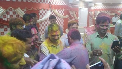 ಆಟೋ ಚಾಲಕರ ಜೊತೆಗೆ ಹೋಳಿ ಸಂಭ್ರಮದಲ್ಲಿ ಭಾಗಿಯಾದ ಕೇಜ್ರಿವಾಲ್