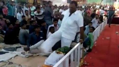 ಗುಜರಾತಿನಲ್ಲಿ ವೃದ್ಧನ ಮೇಲೆ ಬಿಜೆಪಿ ಸಂಸದನ ದರ್ಪ
