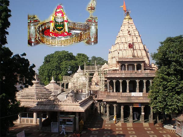 <b>ಮಹಾಕಾಳೇಶ್ವರ</b><br>ಶ್ರೀ ಮಹಾಕಾಳೇಶ್ವರ ಜ್ಯೋತಿರ್ಲಿಂಗವು ಮಧ್ಯಪ್ರದೇಶ ದ ಉಜ್ಜಯಿನಿ ಜಿಲ್ಲೆಯಯಲ್ಲಿದೆ. ಉಜ್ಜಯನಿ ಬಹಳ ಪುರಾತನವಾದ ಐತಿಹಾಸಿಕ ಮಹತ್ವ ಉಳ್ಳ ನಗರ. ಅದು ಕ್ಷಿಪ್ರಾನದಿಯ ದಡದ ಮೇಲಿದೆ. ಮಂದಿರದ ಒಳಗಡೆ ಅನೇಕ ದೇವ ದೇವಿಯರ ಮೂರ್ತಿಗಳಿವೆ. ದುರ್ಗ, ಅನ್ನಪೂರ್ಣೇಶ್ವರಿ, ಗಣಪತಿ, ಕಾರ್ತಿಕೇಯ ಮೊದಲ