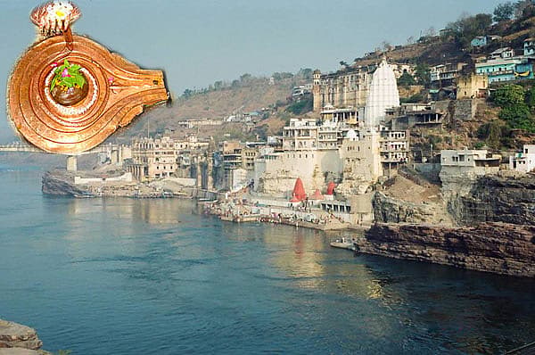 <b>ಓಂಕಾರೇಶ್ವರ</b><br>ಶ್ರೀ ಓಂಕಾರೇಶ್ವರ ಜ್ಯೋತಿರ್ಲಿಂಗ ದೇವಾಲಯ ಮಧ್ಯಪ್ರದೇಶದಲ್ಲಿ ನರ್ಮದಾ ನದಿಯ ದಡದ ಹತ್ತಿರದ ದ್ವೀಪದ ಮೇಲಿದೆ . ಇಲ್ಲಿ ನರ್ಮದಾ ನದಿಯು ತನ್ನ ಇನ್ನೊಂದು ಸಣ್ಣ ಉಪನದಿಯೊಡನೆ ಸಂಗಮವಾಗುವ ಸ್ಥಳ. ದೇವಾಲಯವು ಮಧ್ಯದಲ್ಲಿರುವ ಮಾಂಧಾತ ಅಥವಾ ಶಿವಪುರಿ ಎಂದು ಕರೆಯಲ್ಪಡುವ ದ್ವೀಪದಲ್ಲಿದೆ. ಈ ದ್ವ