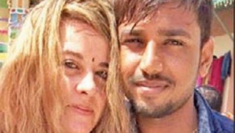 ಫೇಸ್ ಬುಕ್ ನಲ್ಲಿ ಪ್ರೇಮಾಂಕುರ: ಸ್ಲಂ ಹುಡುಗನ ವರಿಸಿದ ಅಮೆರಿಕ ಮಹಿಳೆ