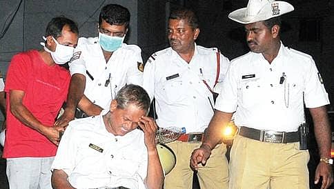 ನಿಯಮ ಉಲ್ಲಂಘನೆ: 100 ರು. ದಂಡ ವಿಧಿಸಿದ ಪೊಲೀಸರಿಗೆ ಸೈನಿಕರಿಂದ ಹಲ್ಲೆ