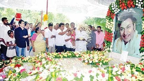 ಡಾ. ರಾಜ್ 10ನೇ ಪುಣ್ಯ ತಿಥಿ; ಕುಟುಂಬ, ಅಭಿಮಾನಿಗಳ ಸ್ಮರಣೆ