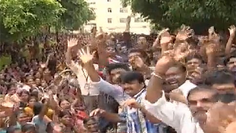 ಬೆಂಗಳೂರಿನಲ್ಲಿ ಹಿಂಸಾಚಾರಕ್ಕೆ ತಿರುಗಿದ ಕಾರ್ಮಿಕರ ಪ್ರತಿಭಟನೆ, ಐವರು ಪೊಲೀಸರಿಗೆ ಗಾಯ