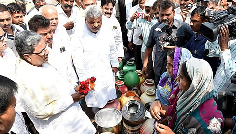 ಸಿಎಂ ಧೂಳು ರಹಿತ ಪ್ರವಾಸಕ್ಕಾಗಿ ಬರ ಪೀಡಿತ ಗ್ರಾಮದಲ್ಲಿ 2 ಟ್ಯಾಂಕರ್ ನೀರು ಪೋಲು
