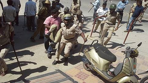 ಬೆಂಗಳೂರು: ತೀವ್ರಗೊಂಡ ಪ್ರತಿಭಟನೆ, ಕಲ್ಲು ತೂರಾಟ, ಹೆಬ್ಬಗೋಡಿ ಬಳಿ ಪೊಲೀಸರಿಂದ ಅಶ್ರುವಾಯು ಪ್ರಯೋಗ
