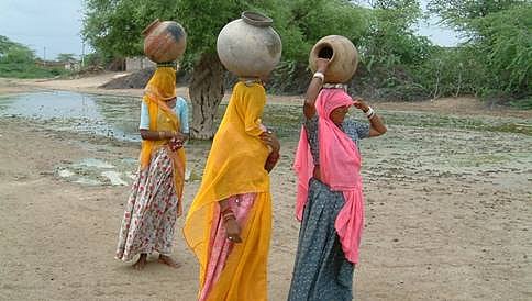 ಶಾಲೆಯ ಶೌಚಾಲಯದಿಂದ ಕುಡಿಯುವ ನೀರು ಸಂಗ್ರಹಿಸುತ್ತಿರುವ ದಲಿತರು