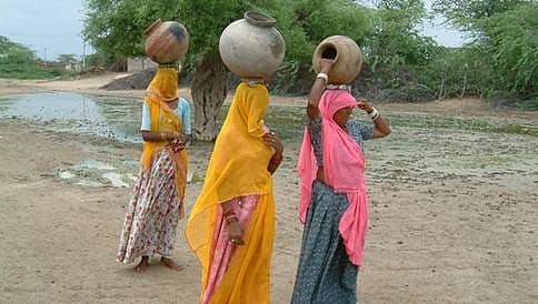 ಶಾಲೆಯ ಶೌಚಾಲಯದಿಂದ ಕುಡಿಯುವ ನೀರು ಸಂಗ್ರಹಿಸುತ್ತಿರುವ ದಲಿತರು