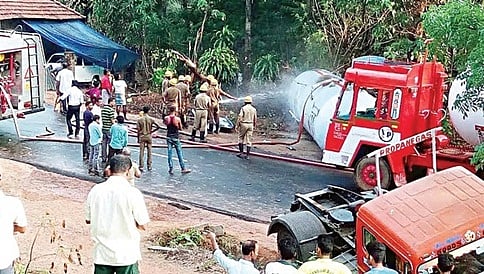 ಪಲ್ಟಿ ಹೊಡೆದ ಗ್ಯಾಸ್ ಟ್ಯಾಂಕರ್: 50 ಮನೆಗಳ ಜನರ ಸ್ಥಳಾಂತರ