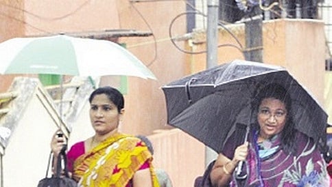 ಬಿಸಿಲ ಬೇಗೆಗೆ ತತ್ತರಿಸಿದ್ದ ನಗರಕ್ಕೆ ತಂಪೆರೆದ ಮಳೆ