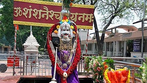 4 ಶತಮಾನಗಳ ಸಂಪ್ರದಾಯಕ್ಕೆ ಬ್ರೇಕ್ : ಮಹಿಳೆಯರಿಗೆ ಶನಿ ಸಿಂಗಣಾಪುರ ಗರ್ಭಗುಡಿ ಪ್ರವೇಶಕ್ಕೆ ಅವಕಾಶ