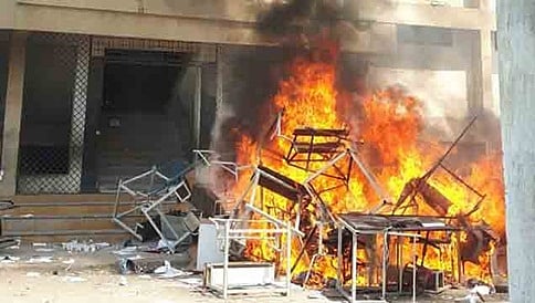 ಬಾಲಕಿಗೆ ಲೈಂಗಿಕ ಕಿರುಕುಳ: ಆಕ್ರೋಶಿತ ಪೋಷಕರಿಂದ ಇಡೀ ಶಾಲೆಗೆ ಬೆಂಕಿ