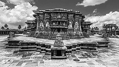 ಉಗ್ರರ ಬೆದರಿಕೆ: ಬೇಲೂರು ಚನ್ನಕೇಶವ ಮತ್ತು ಹೊಯ್ಸಳೇಶ್ವರ ದೇವಾಲಯಕ್ಕೆ ಬಿಗಿ ಭದ್ರತೆ