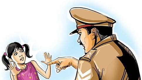ನಿನ್ನ ಅಪ್ಪನನ್ನು ಶೂಟ್ ಮಾಡತ್ತೇನೆ, ನೀನು ಭಿಕ್ಷುಕಿಯಾಗುತ್ತೀಯಾ: ಬಾಲೆಯನ್ನು ಬೆದರಿಸಿದ ಪೊಲೀಸ್