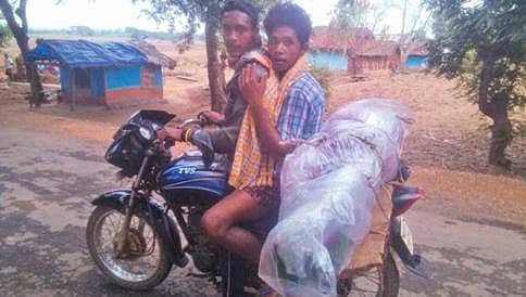 ಬೈಕ್ ನಲ್ಲಿ ಮಹಿಳೆ ಮೃತದೇಹ ಸಾಗಿಸಿದ ಇಬ್ಬರು ಯುವಕರು!