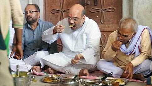 ದಲಿತರ ಮನೆಯಲ್ಲಿ ಭೋಜನ ಸವಿದ ಬಿಜೆಪಿ ಅಧ್ಯಕ್ಷ ಅಮಿತ್ ಶಾ