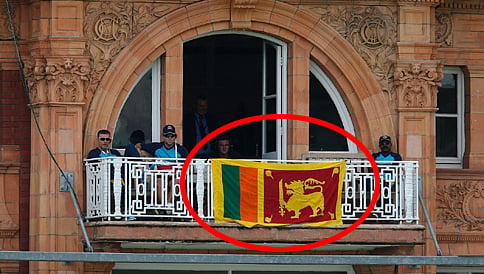 ಅಂಪೈರ್ ವಿವಾದಾತ್ಮಕ ತೀರ್ಪಿಗೆ ಲಂಕಾ ತಂಡದ ಧ್ವಜ ಪ್ರತಿಭಟನೆ!
