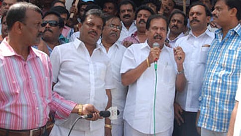 ಸಂಪುಟದಿಂದ ಅಂಬಿ ಹೊರಕ್ಕೆ: ಕಾಂಗ್ರೆಸ್ ಸರ್ಕಾರದ ವಿರುದ್ಧ ಮುಗಿಬಿದ್ದ ಸ್ಯಾಂಡಲ್ ವುಡ್
