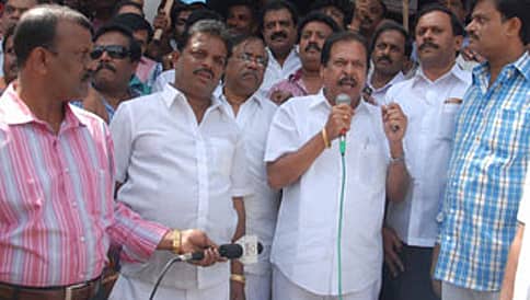 ಸಂಪುಟದಿಂದ ಅಂಬಿ ಹೊರಕ್ಕೆ: ಕಾಂಗ್ರೆಸ್ ಸರ್ಕಾರದ ವಿರುದ್ಧ ಮುಗಿಬಿದ್ದ ಸ್ಯಾಂಡಲ್ ವುಡ್