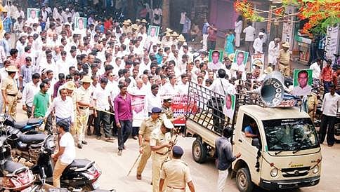 ಸಿದ್ದರಾಮಯ್ಯ ವಿರುದ್ಧ ಭುಗಿಲೆದ್ದ ಆಕ್ರೋಶ: ಪ್ರತಿಭಟನೆಗೆ ಜನಜೀವನ ಅಸ್ತವ್ಯಸ್ಥ