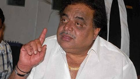 ಸಿದ್ದರಾಮಯ್ಯ ಏನು ಹಿಟ್ಲರಾ? ಸಿಎಂ ಗೆ ಡಿಗ್ನಿಟಿ ಇಲ್ಲ: ಅಂಬರೀಷ್ ವಾಗ್ದಾಳಿ