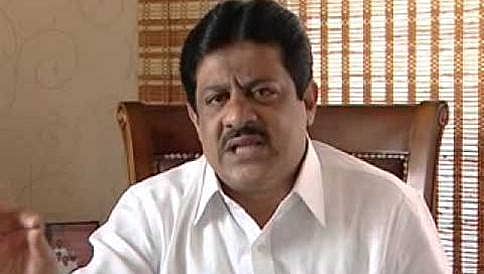 ದೇವೇಗೌಡ, ಎಚ್ ಡಿಕೆ ವಿರುದ್ಧ ಹೇಳಿಕೆ: ಜೆಡಿಎಸ್ ಕಾರ್ಯಕರ್ತರಿಂದ ಜಮೀರ್ ಅಹ್ಮದ್ ಮನೆಗೆ ಮುತ್ತಿಗೆ