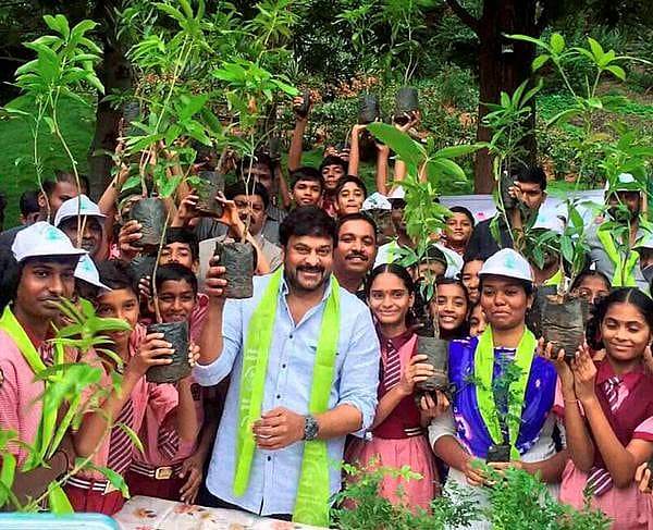 <b>ಪರಿಸರ ಜೀವಿ...</b> ಹೈದರಾಬಾದ್ ನಲ್ಲಿ ಸೋಮವಾರ ನಡೆದ ವನಮೋಹತ್ಸವದಲ್ಲಿ ಭಾಗವಹಿಸಿದ್ದ ನಟ ಹಾಗೂ ರಾಜಕಾರಣಿ ಕೆ.ಚಿರಂಜೀವಿ ಅವರು ಭಾಗವಹಿಸಿದ್ದರು.