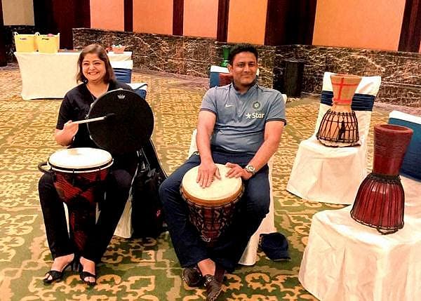 <b>ಡ್ರಮ್ ಬಾರಿಸಿ ಖುಷಿಪಟ್ಟ ಕುಂಬ್ಳೆ...</b> ಬೆಂಗಳೂರಿನಲ್ಲಿ ಟೀಂ ಇಂಡಿಯಾ ಆಟಗಾರರಿಗಾಗಿ ಡ್ರಮ್ ಸರ್ಕಲ್ ಆಯೋಜಿಸಿದ್ದ ವಿಶಿಷ್ಠ ಕಾರ್ಯಕ್ರಮದಲ್ಲಿ ನಟಿ ಹಾಗೂ ಗಾಯಕಿ ವಸುಂದರಾ ದಾಸ್ ಅವರೊಂದಿಗೆ ಟೀಂ ಇಂಡಿಯಾ ಕೋಚ್ ಅನಿಲ್ ಕುಂಬ್ಳೆ ಅವರು ಡ್ರಮ್ ಬಾರಿಸಿ ಖುಷಿಪಟ್ಟರು.
