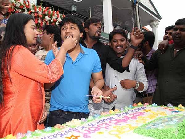 <b>ಹ್ಯಾಪಿ ಬರ್ತಡೇ ಗಣೇಶ...</b> ಗೋಲ್ಡನ್ ಸ್ಟಾರ್ ಗಣೇಶ್ ಅವರು ಶನಿವಾರ ತಮ್ಮ ಪತ್ನಿ ಶಿಲ್ಪಾ, ಇಬ್ಬರು ಮಕ್ಕಳು ಹಾಗೂ ಅಭಿಮಾನಿಗಳೊಂದಿಗೆ ತಮ್ಮ 39ನೇ ಹುಟ್ಟು ಹಬ್ಬವನ್ನು ಆಚರಿಸಿಕೊಂಡರು.