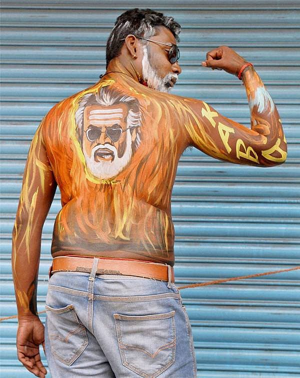 <b>ಕಬಾಲಿ ಡಾ ಇದು...</b> ಬೆಂಗಳೂರಿನಲ್ಲಿ ಕಬಾಲಿ ಚಿತ್ರ ನೋಡಲು ಆಗಮಿಸಿದ್ದ ಸೂಪರ್ ಸ್ಟಾರ್ ರಜನಿಕಾಂತ್ ಅವರ ಅಭಿಮಾನಿಯೊಬ್ಬ ಪೋಸ್ ಕೊಟ್ಟಿದ್ದು ಹೀಗೆ...