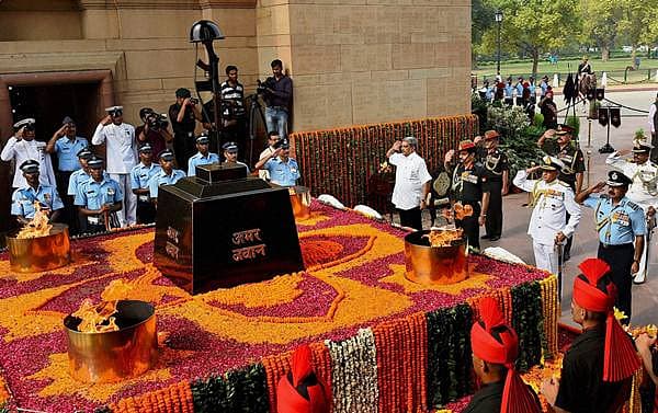 <b>ಕಾರ್ಗಿಲ್ ವಿಜಯೋತ್ಸವ...</b> ರಕ್ಷಣಾ ಸಚಿವ ಮನೋಹರ್ ಪರಿಕ್ಕರ್ ಹಾಗೂ ಸೇನಾ ಮುಖ್ಯಸ್ಥ ದಲಬೀರ್ ಸಿಂಗ್ ಸೇರಿದಂತೆ ಇತರರು ಕಾರ್ಗಿಲ್ ವಿಜಯೋತ್ಸವ ಪ್ರಯುಕ್ತ ಮಂಗಳವಾರ ದೆಹಲಿಯ ಅಮರ್ ಜವಾನ್ ಜ್ಯೋತಿಗೆ ನಮನ ಸಲ್ಲಿಸಿದರು.
