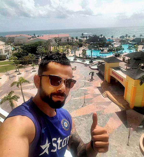 <b>ಕಿಟ್ಸ್ ನಲ್ಲಿ ಕೊಹ್ಲಿ ಸೆಲ್ಫಿ...</b> ವೆಸ್ಟ್ ಇಂಡೀಸ್ ಪ್ರವಾಸದಲ್ಲಿರುವ ಟೀಂ ಇಂಡಿಯಾ ಆಟಗಾರ ವಿರಾಟ್ ಕೊಹ್ಲಿ ಅವರು, ವೆಸ್ಟ್ ಇಂಡೀಸ್ ನ ಸೇಂಟ್ ಕಿಟ್ಸ್ ನಲ್ಲಿ ಸೆಲ್ಫಿ ತೆಗೆದುಕೊಂಡಿದ್ದು ಹೀಗೆ.