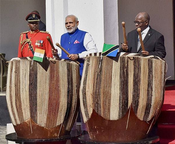 <b>ನಗಾರಿ ಬಾರಿಸಿದ ಪ್ರಧಾನಿ...</b><br>ಪ್ರಧಾನಿ ನರೇಂದ್ರ ಮೋದಿ ತಾಂಜೇನಿಯಾಗೆ ಭೇಟಿ ನೀಡಿದ ಸಂದರ್ಭದಲ್ಲಿ ತಾಂಜೇನಿಯಾ ಅಧ್ಯಕ್ಷ ಜಾನ್ ಮಗುಫೊಲಿ ಅವರೊಂದಿಗೆ ನಗಾರಿ ಬಾರಿಸಿ ಸಂಭ್ರಮಿಸಿದರು.<br>