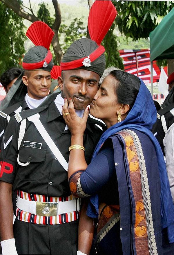 <b>ಸೇನೆಗೆ ಸೇರಿದ ಪುತ್ರನಿಗೆ ತಾಯಿಯ ಸಿಹಿ ಮುತ್ತು...</b> ಬೆಂಗಳೂರಿನ ಕಾರ್ಪ್ಸ್ ಆಫ್ ಮಿಲಟರಿ ಕೇಂದ್ರದಲ್ಲಿ ತರಬೇತಿ ಮುಗಿಸಿ ಗುರುವಾರ ಸೇನೆಗೆ ಸೇರ್ಪಡೆಯಾದ ಪುತ್ರನಿಗೆ ತಾಯಿ ಮುತ್ತಿಟ್ಟಿದ್ದು ಹೀಗೆ.
