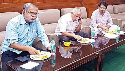 ವಿಪಕ್ಷಗಳ ಅಹೋರಾತ್ರಿ ಧರಣಿ: ಸರಳ ಸಸ್ಯಾಹಾರ ಊಟ, ಮಲಗಲು ಹಾಸಿಗೆಗಳಾದ ಸೋಫಾ