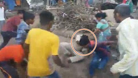 ಪೊಲೀಸರ ಥಳಿತಕ್ಕೆ ಯುವಕ ಸಾವು: ಉದ್ರಿಕ್ತರಿಂದ ಪೊಲೀಸ್‌ಗೆ ಧರ್ಮದೇಟು