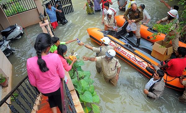 ಮಳೆಗೆ ಬೆಂಗಳೂರು ತತ್ತರ: ರಸ್ತೆಯಲ್ಲೇ ಬೋಟ್, ಮೀನು ಹಿಡಿದ ಸಾರ್ವಜನಿಕರು