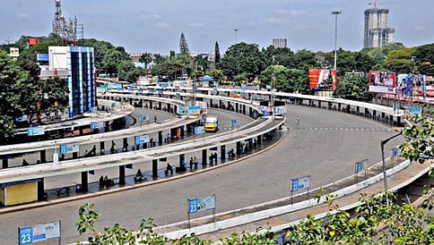 ಬೆಂಗಳೂರು: ಕ್ಯಾಬ್, ಆಟೋಗಳ ಗಾಜು ಪುಡಿಪುಡಿ, ರಸ್ತೆಯಲ್ಲಿ ಟೈರ್ ಗೆ ಬೆಂಕಿ