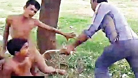 ಮಕ್ಕಳನ್ನು ವಿವಸ್ತ್ರಗೊಳಿಸಿ ಥಳಿತ : ಮೂವರು ಪೊಲೀಸರ ಅಮಾನತು