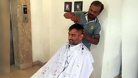 ಸಿಂಪಲ್ಲಾಗಿ ಕೇಶವಿನ್ಯಾಸ ಮಾಡಿಸಿಕೊಂಡ ಎಂಎಸ್ ಧೋನಿ